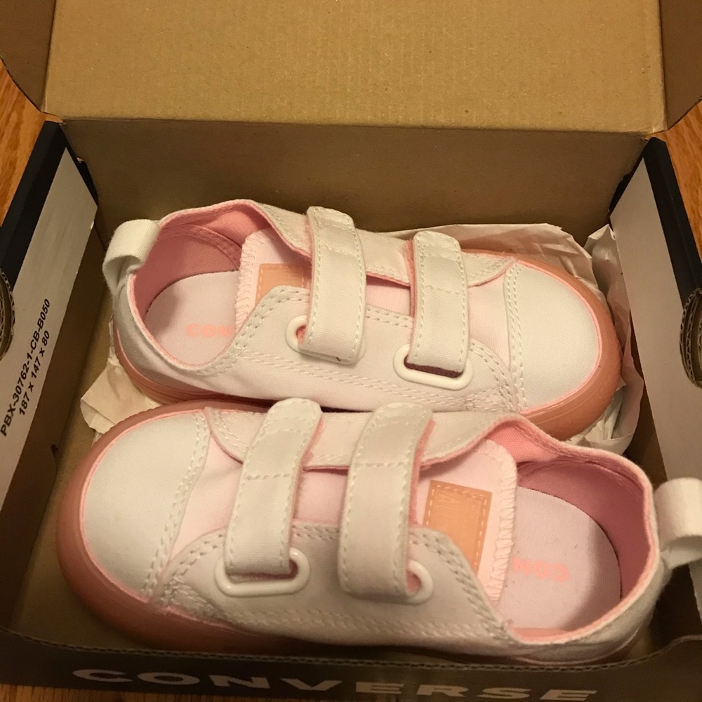 Converse Toddler Size 8 Velcro Sneaker